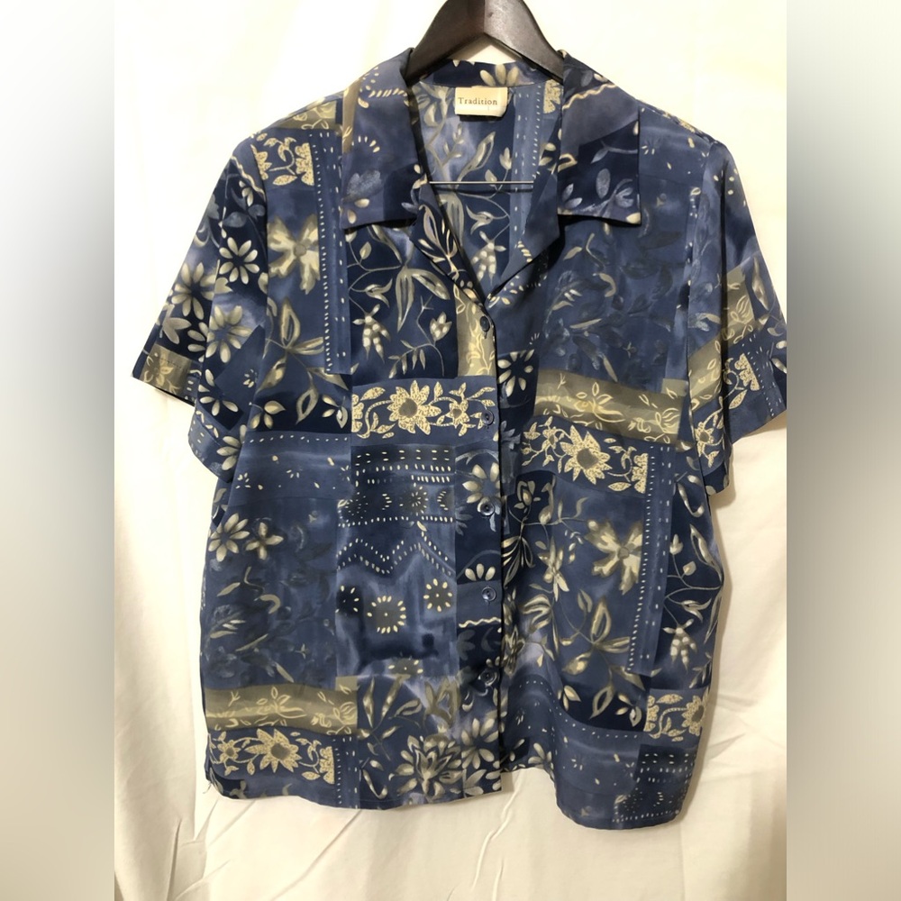 Women’s shirt sleeve blouse